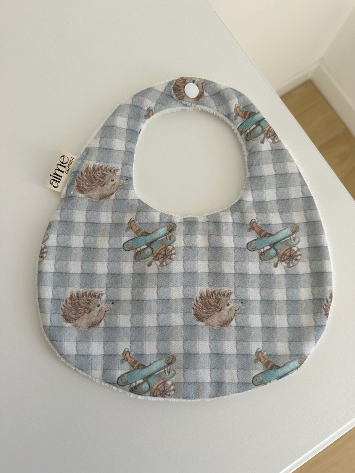 Bavaglino artigianale personalizzabile a quadretti azzurro