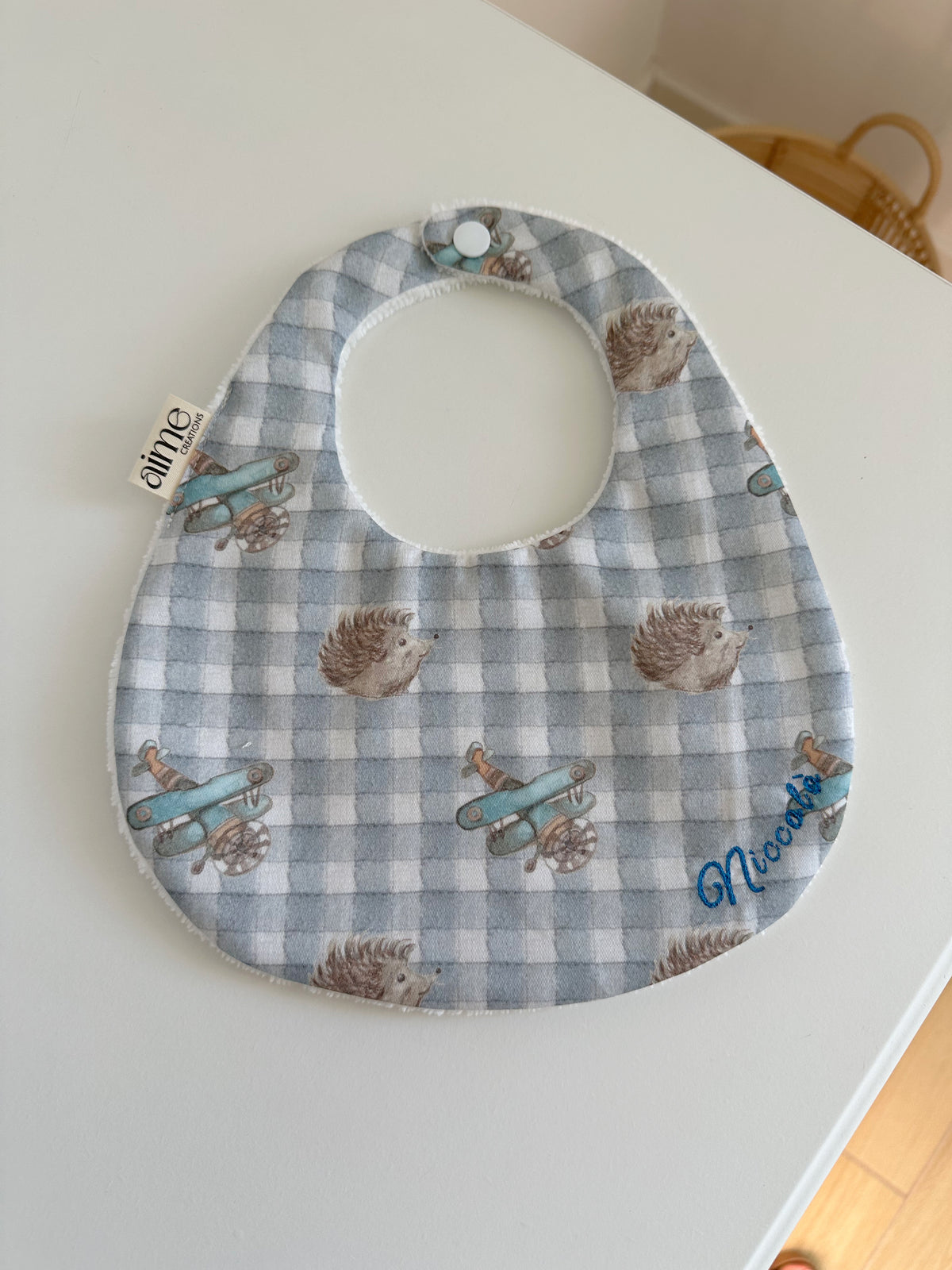 Bavaglino artigianale personalizzabile a quadretti azzurro