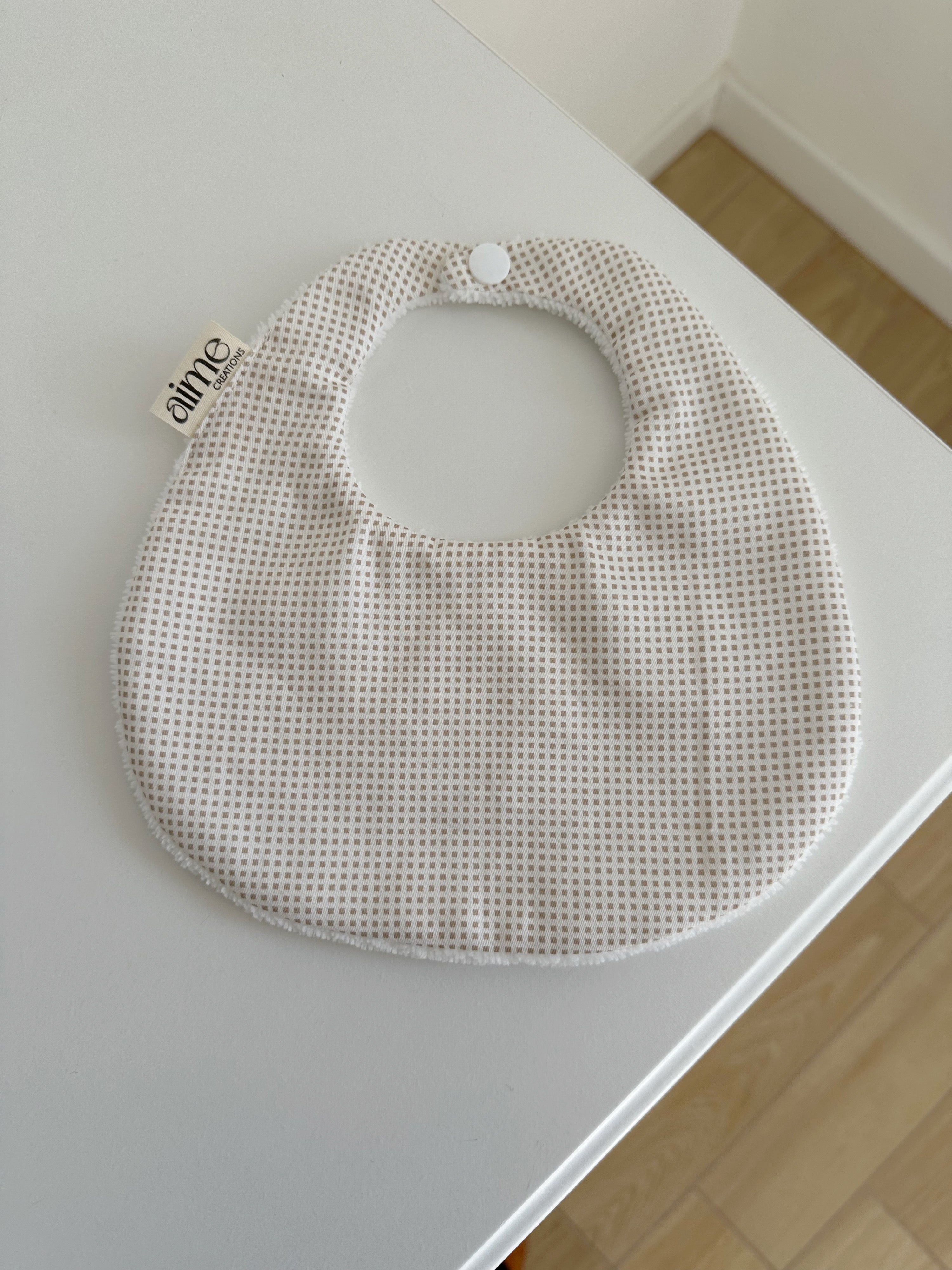Bavaglino artigianale  personalizzabile con fantasia a quadretti beige