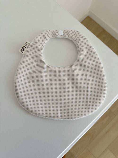 Bavaglino artigianale  personalizzabile con fantasia a quadretti beige