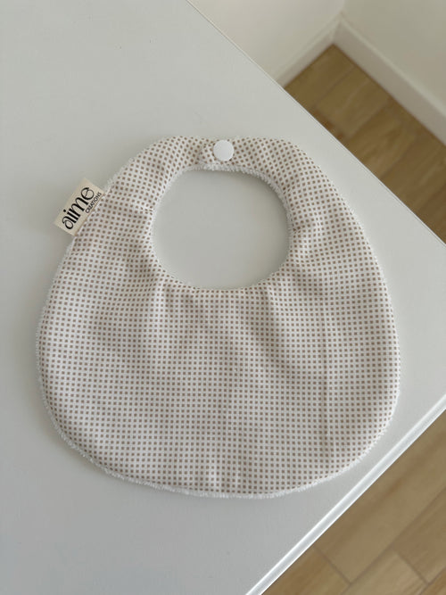 Bavaglino artigianale personalizzabile con fantasia a quadretti beige