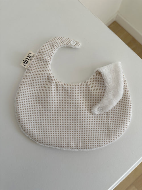 Bavaglino artigianale personalizzabile con fantasia a quadretti beige