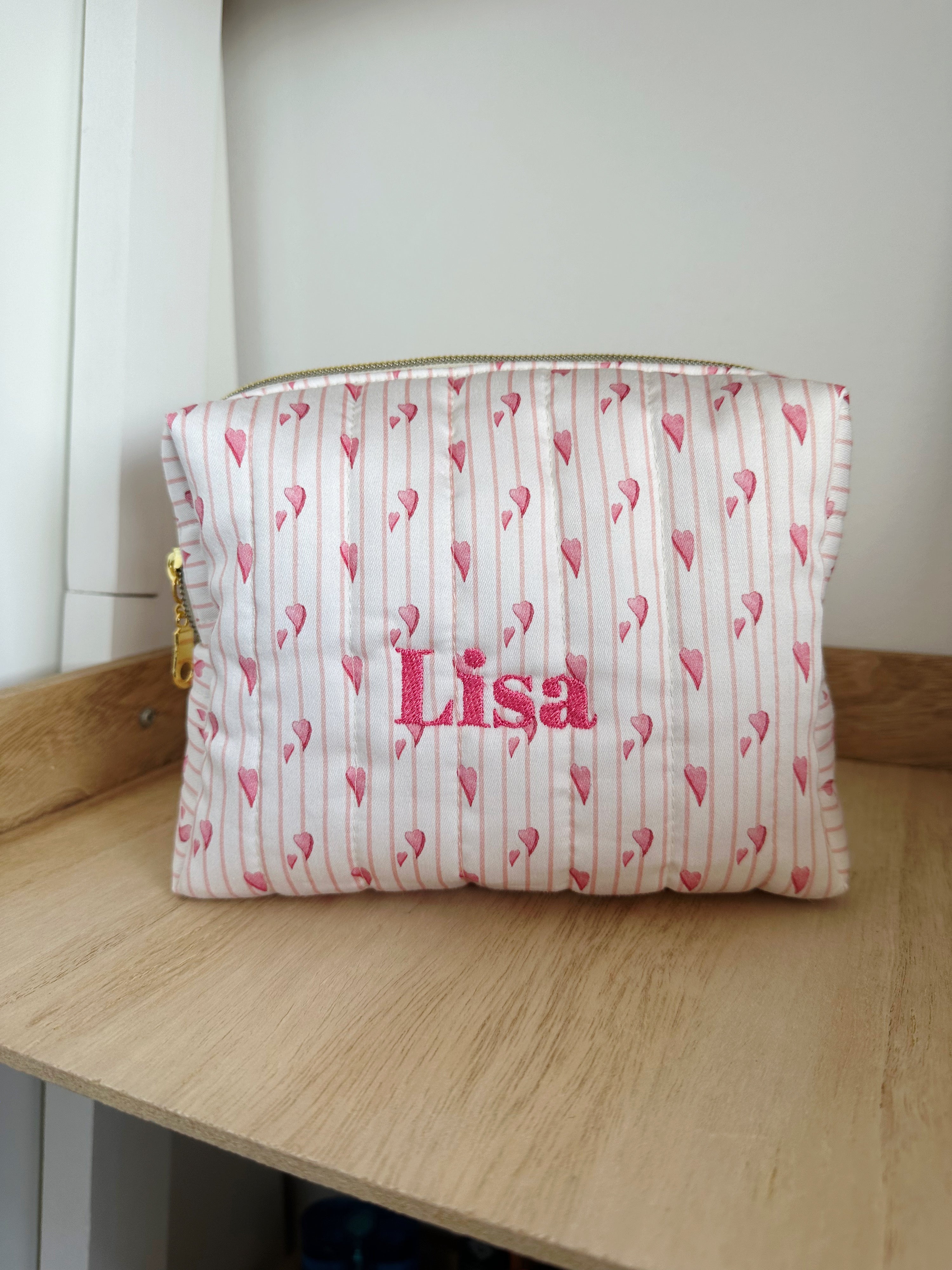 Beauty case con cuoricini rosa e ricamo