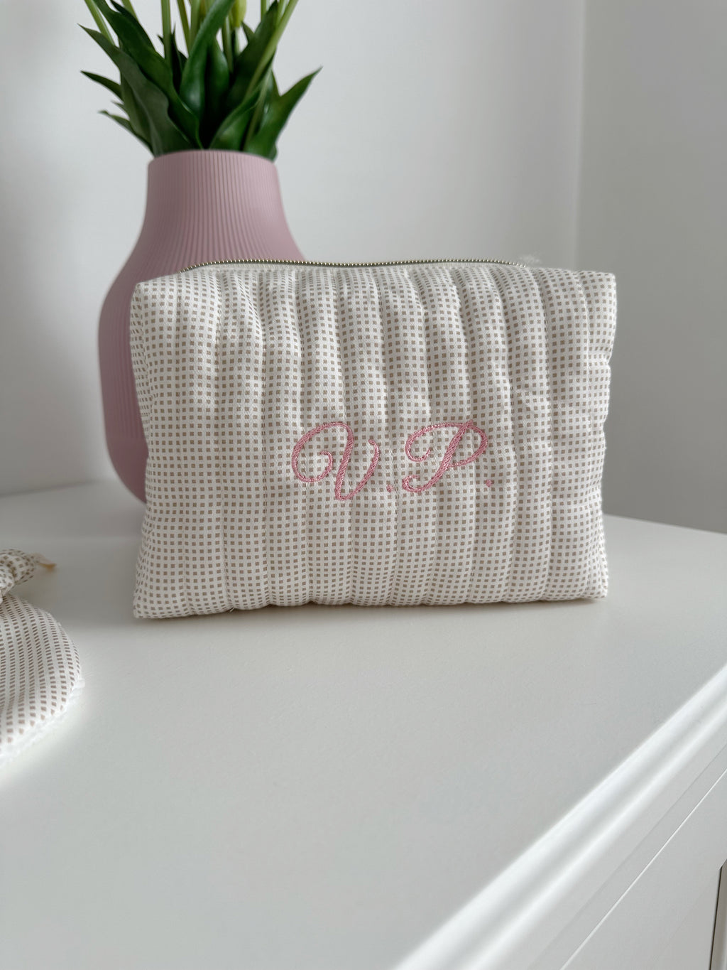 Beauty case a quadretti beije con ricamo rosa