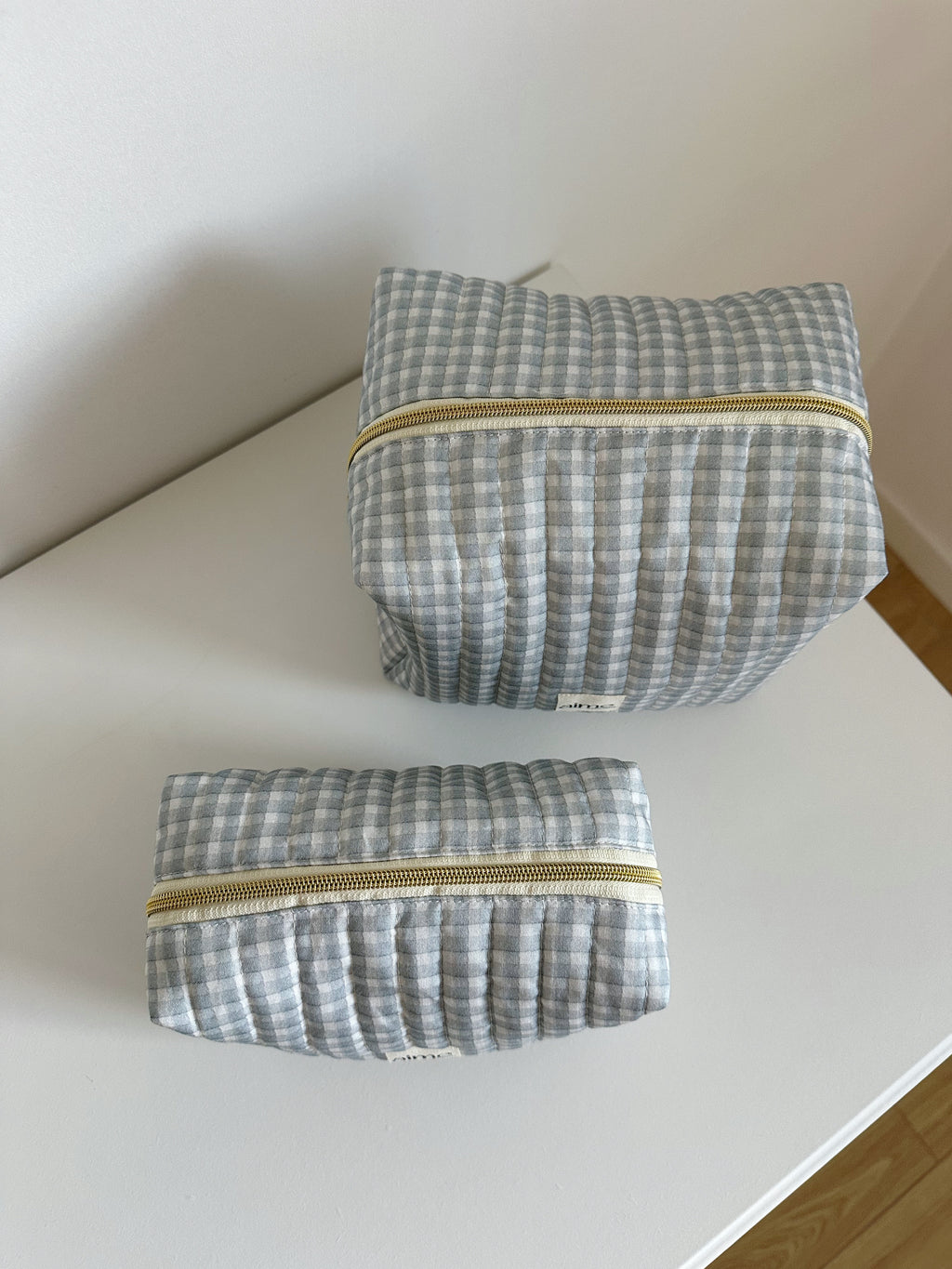 beauty case artigianale con quadretti blu 