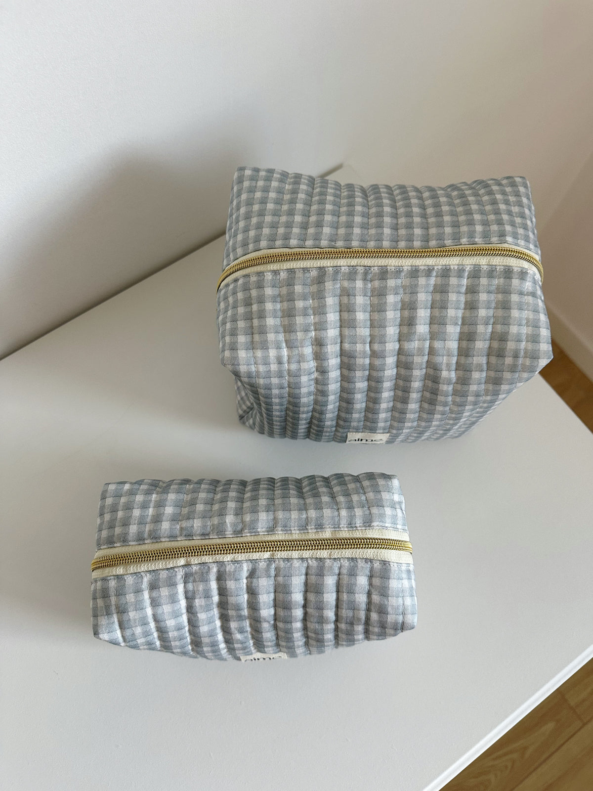 beauty case artigianale con quadretti blu 