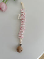 Clip porta ciuccio artigianale con fantasia a righe rosa e cuori