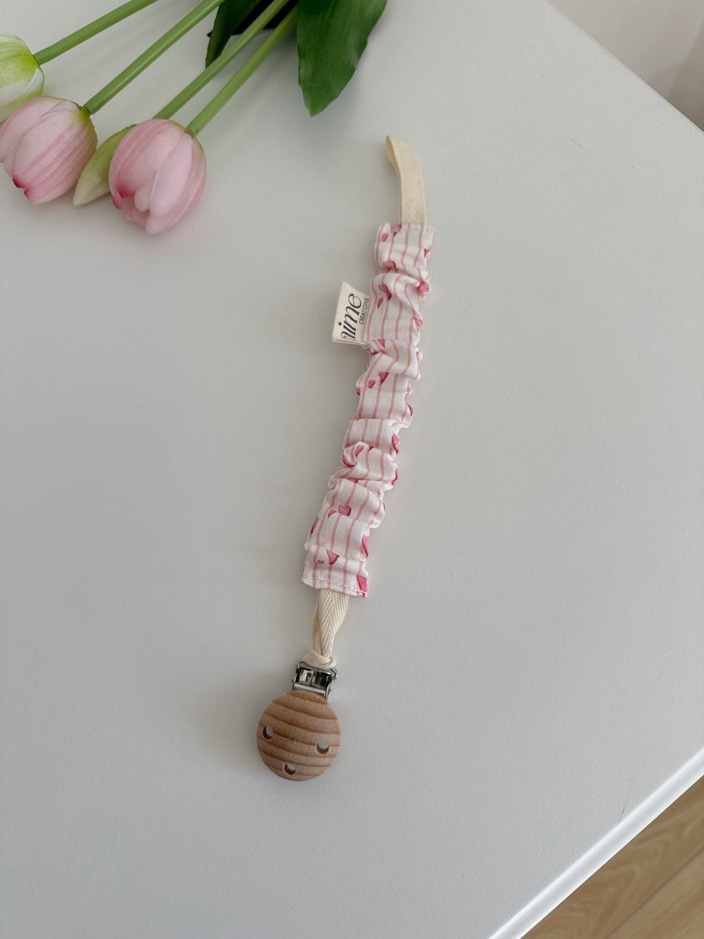 Clip porta ciuccio artigianale con fantasia a righe rosa e cuori