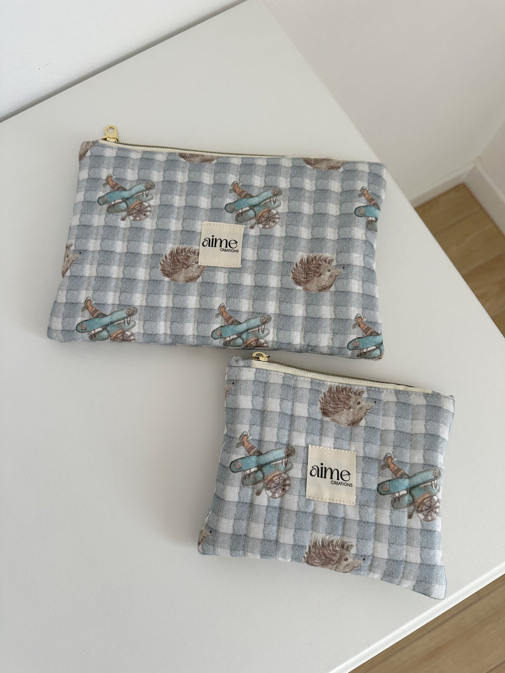 pochette artigianale con aeroplani e riccio.