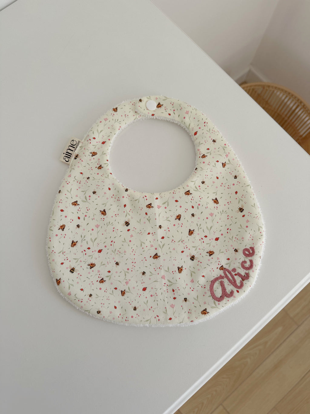 bavaglino con fantasia floreale e personalizzabile