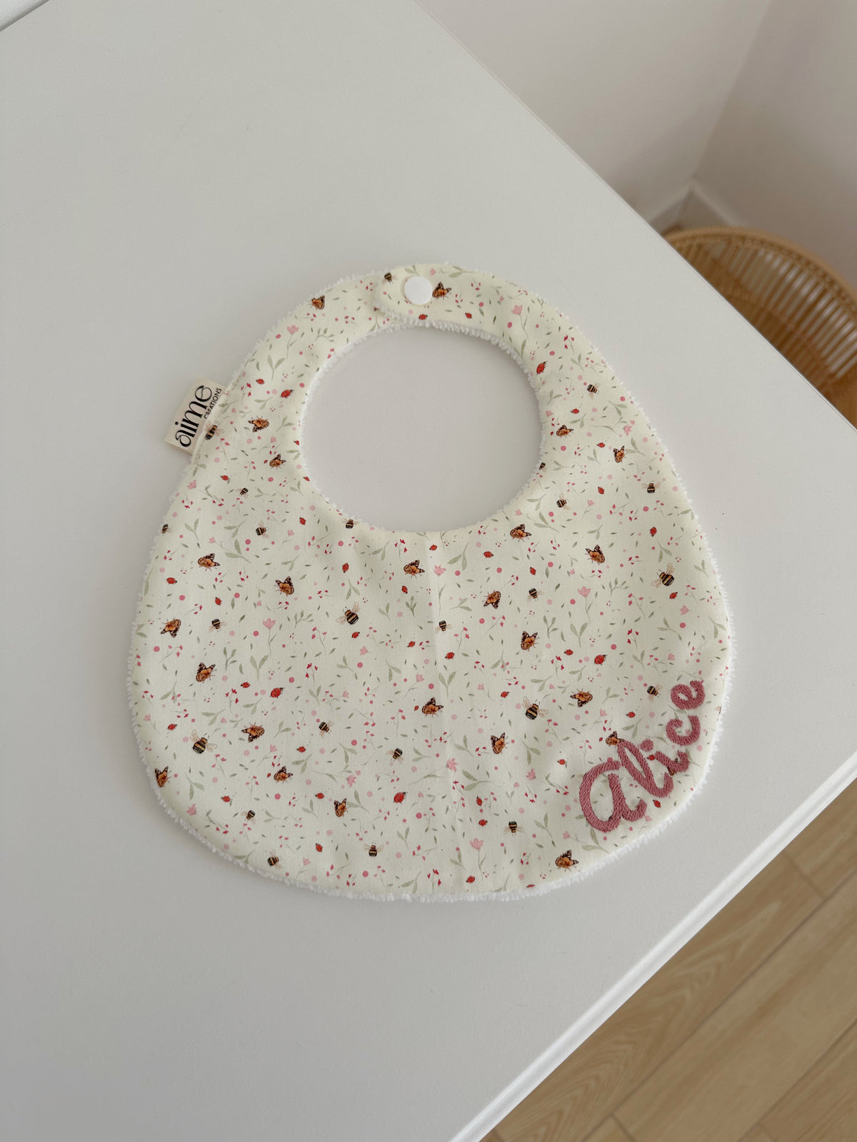 bavaglino con fantasia floreale e personalizzabile