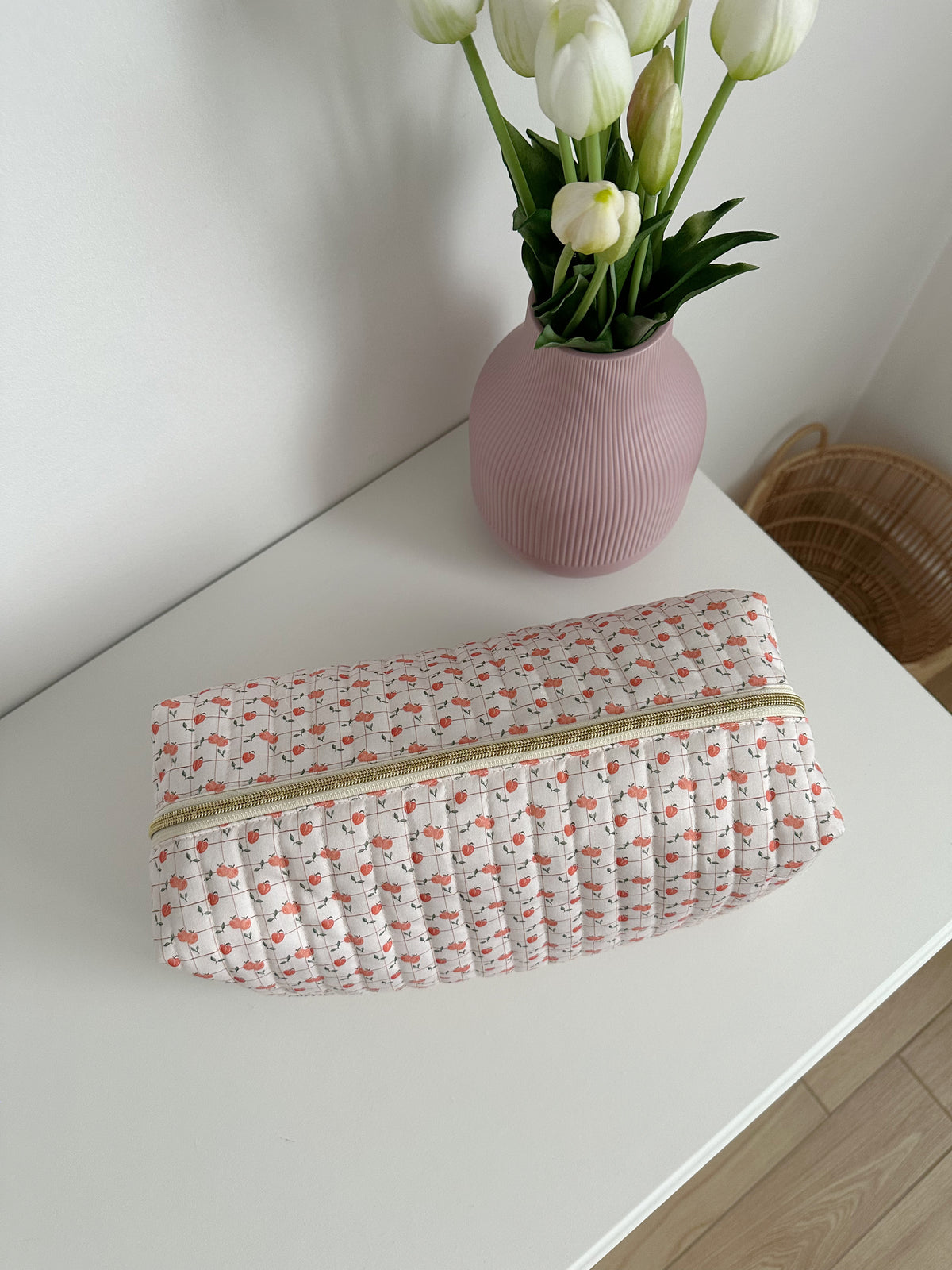 porta piastra e dyson phone artigianale e personalizzabile con ricamo, chiusura con cerniera e pattern con pesche e vichy