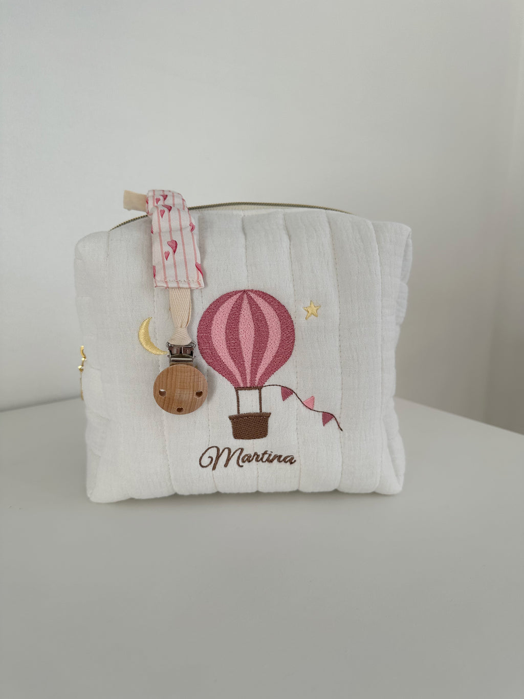 idea regalo nascita con beauty case ricamato con mongolfiera rosa