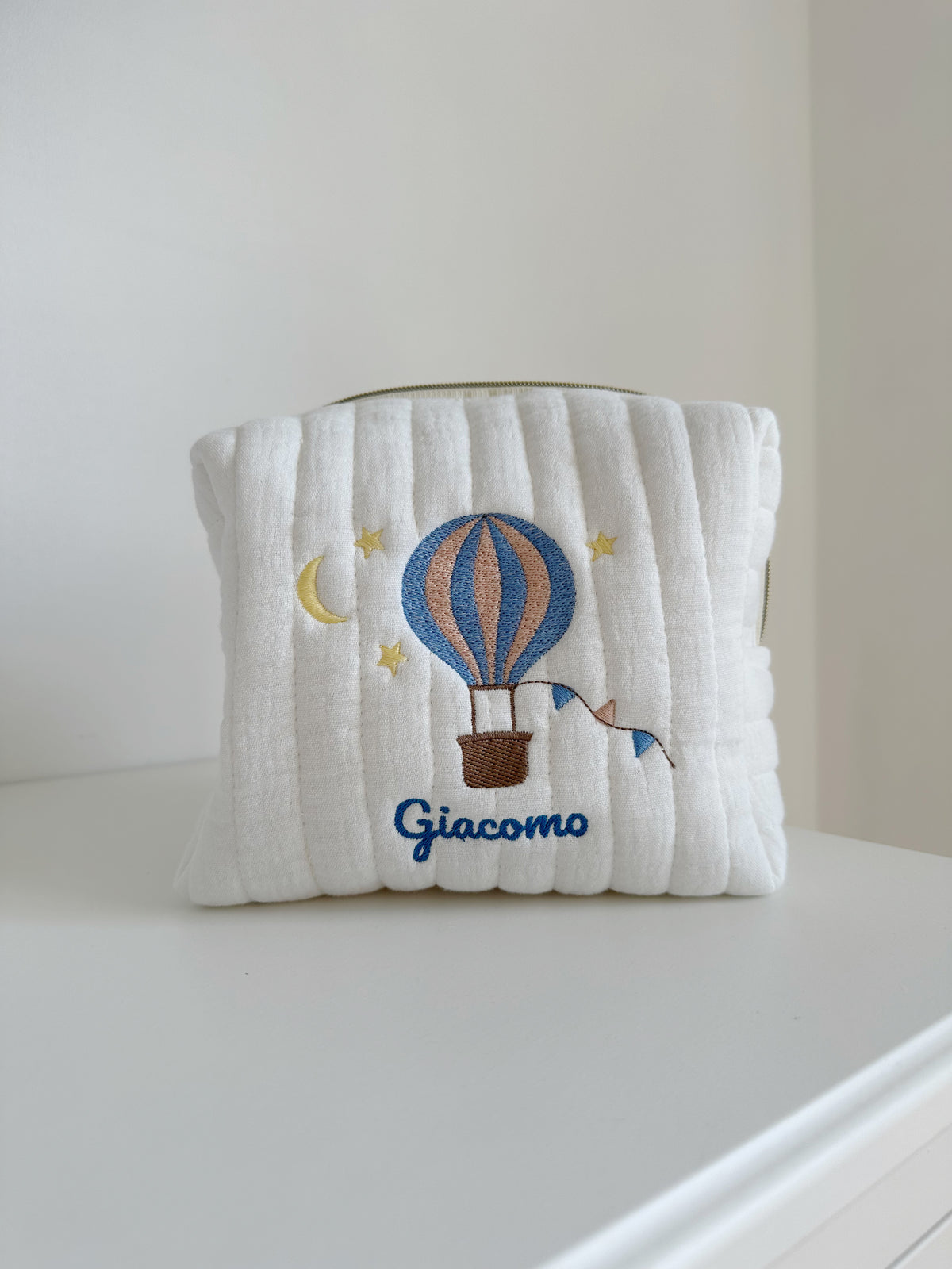 beauty case ricamato con mongolfiera e nome personalizzabile