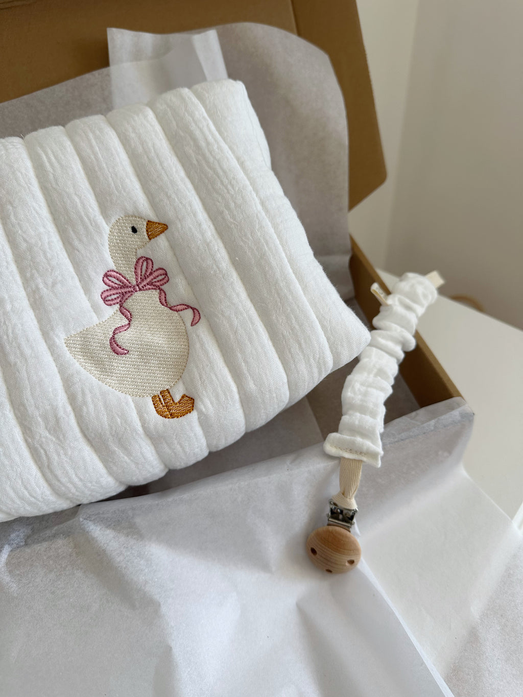 confezione regalo nascita composta da beauty con papera ricamata personalizzabile