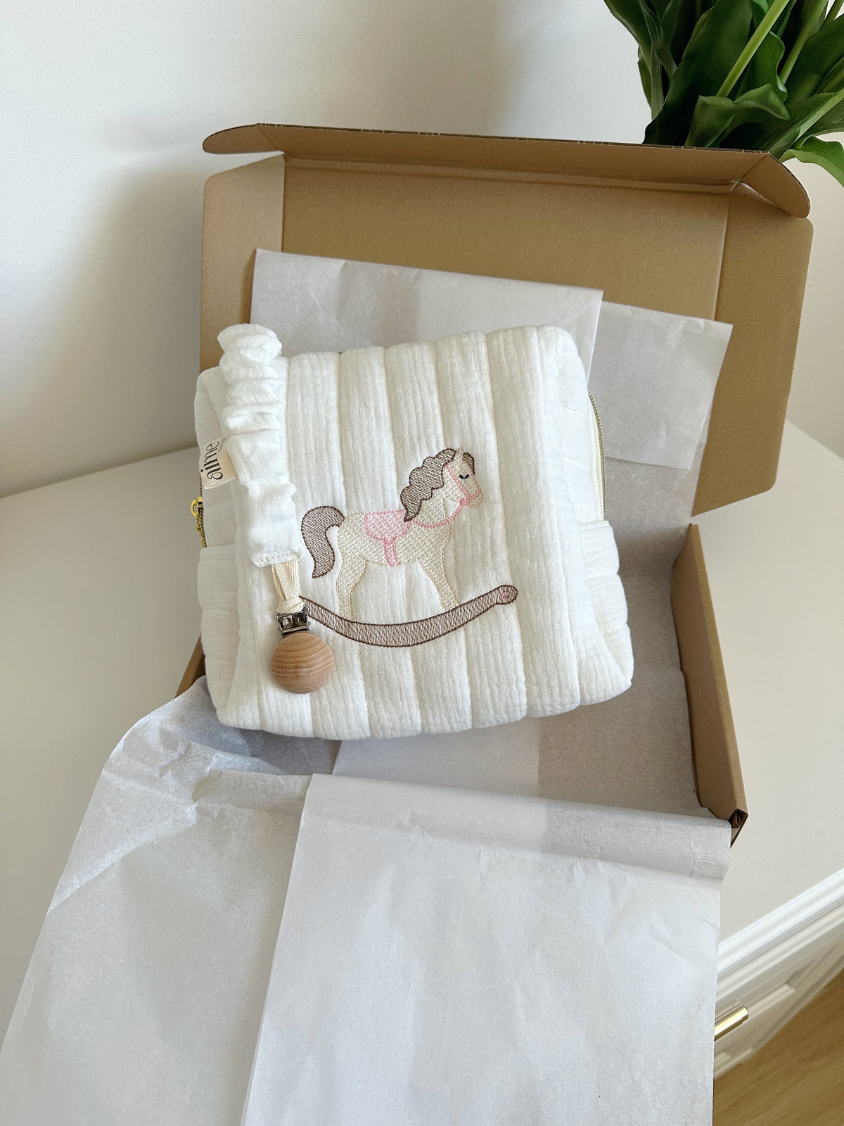 confezione regalo  nascitacon beauty case con cavallino ricamato sui toni del rosa