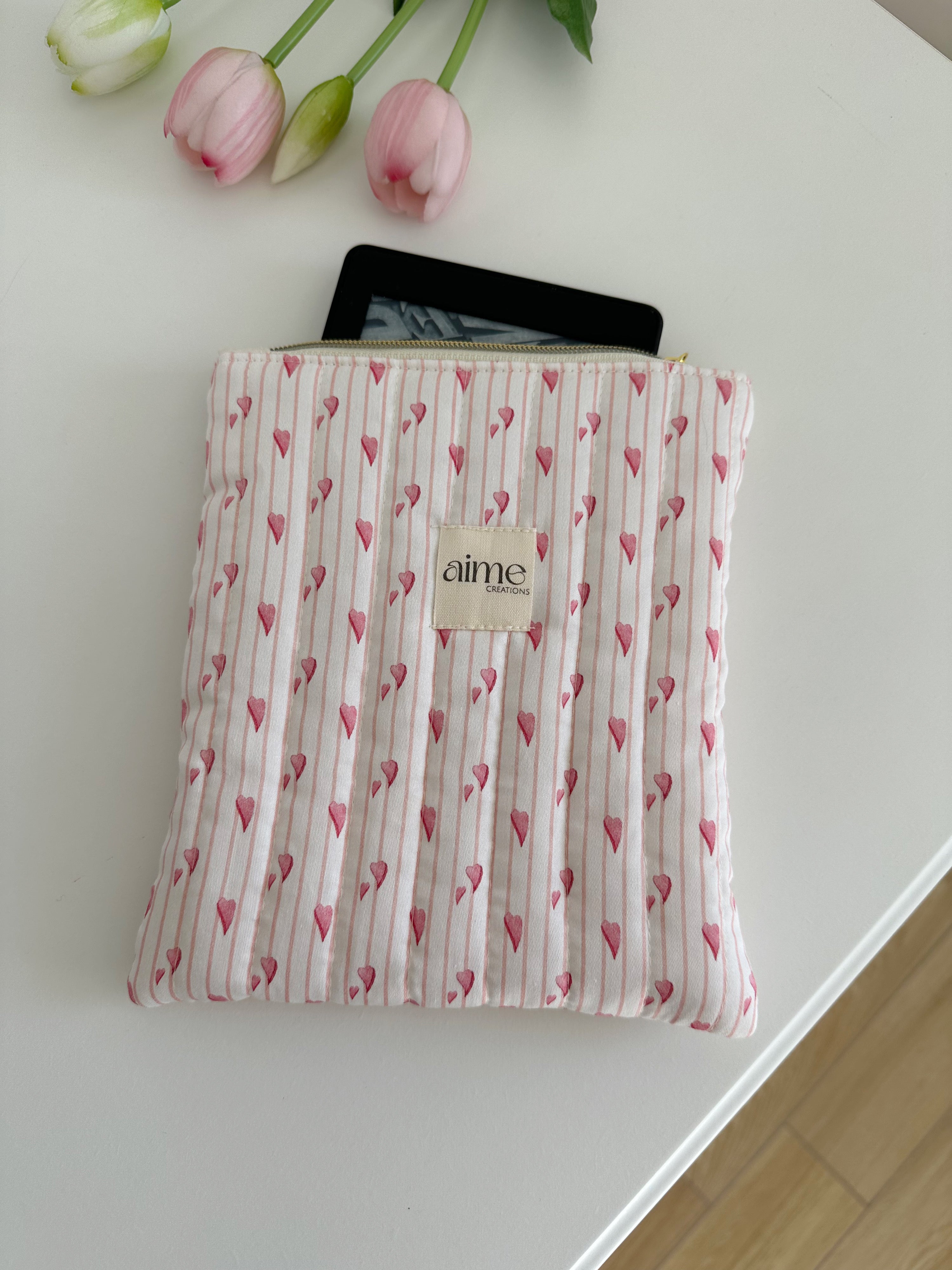 custodia ebook artigianale e personalizzabile rosa con cuori
