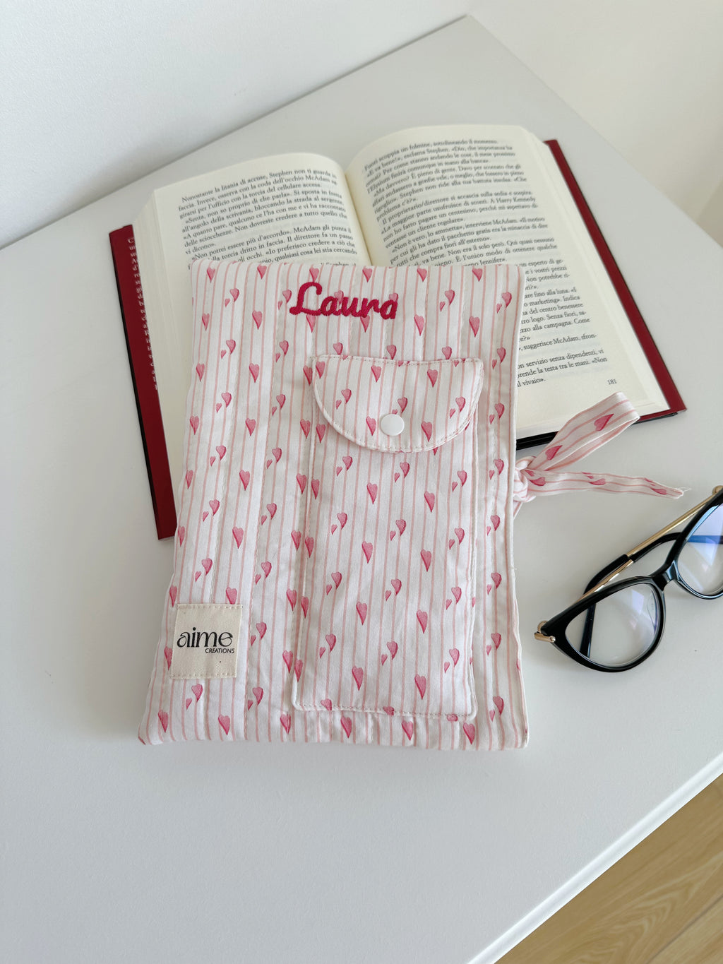custodia libro artigianale personalizzata con ricamo e tasca occhiali
