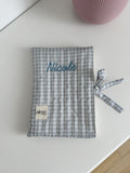 custodia libro quadretto blu con ricamo del nome