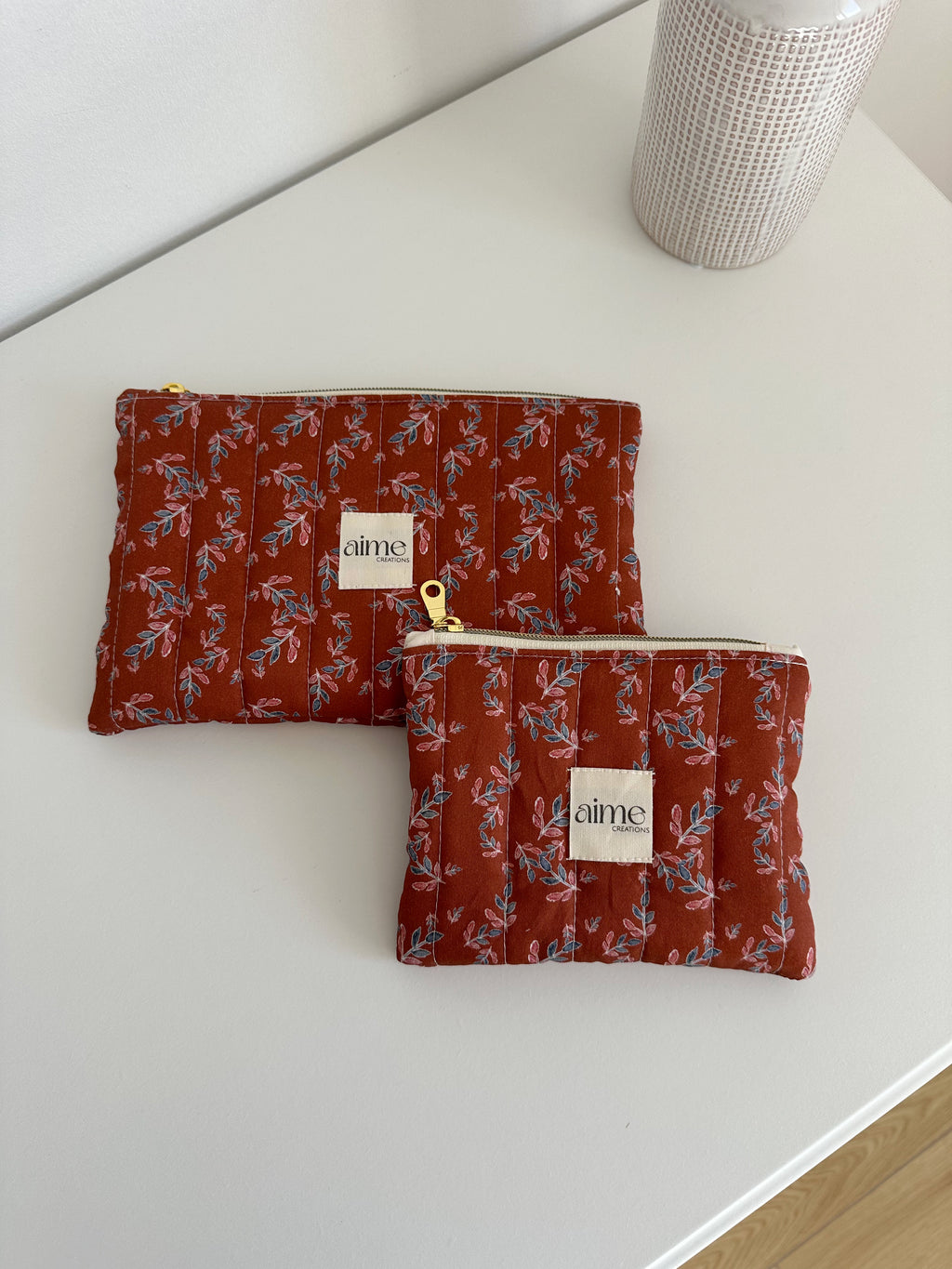 pochette artigianale marron con foglie autunnali