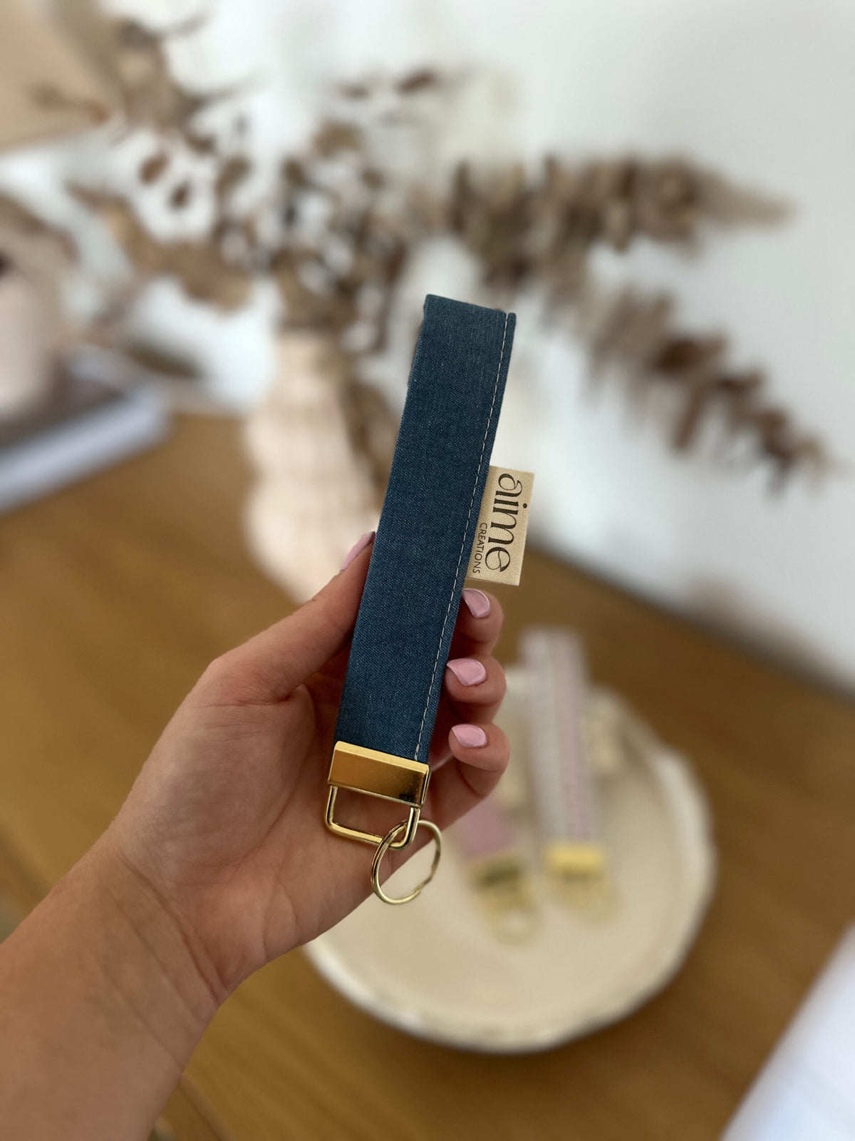 portachiavi artigianale in denim personalizzabile con ricamo