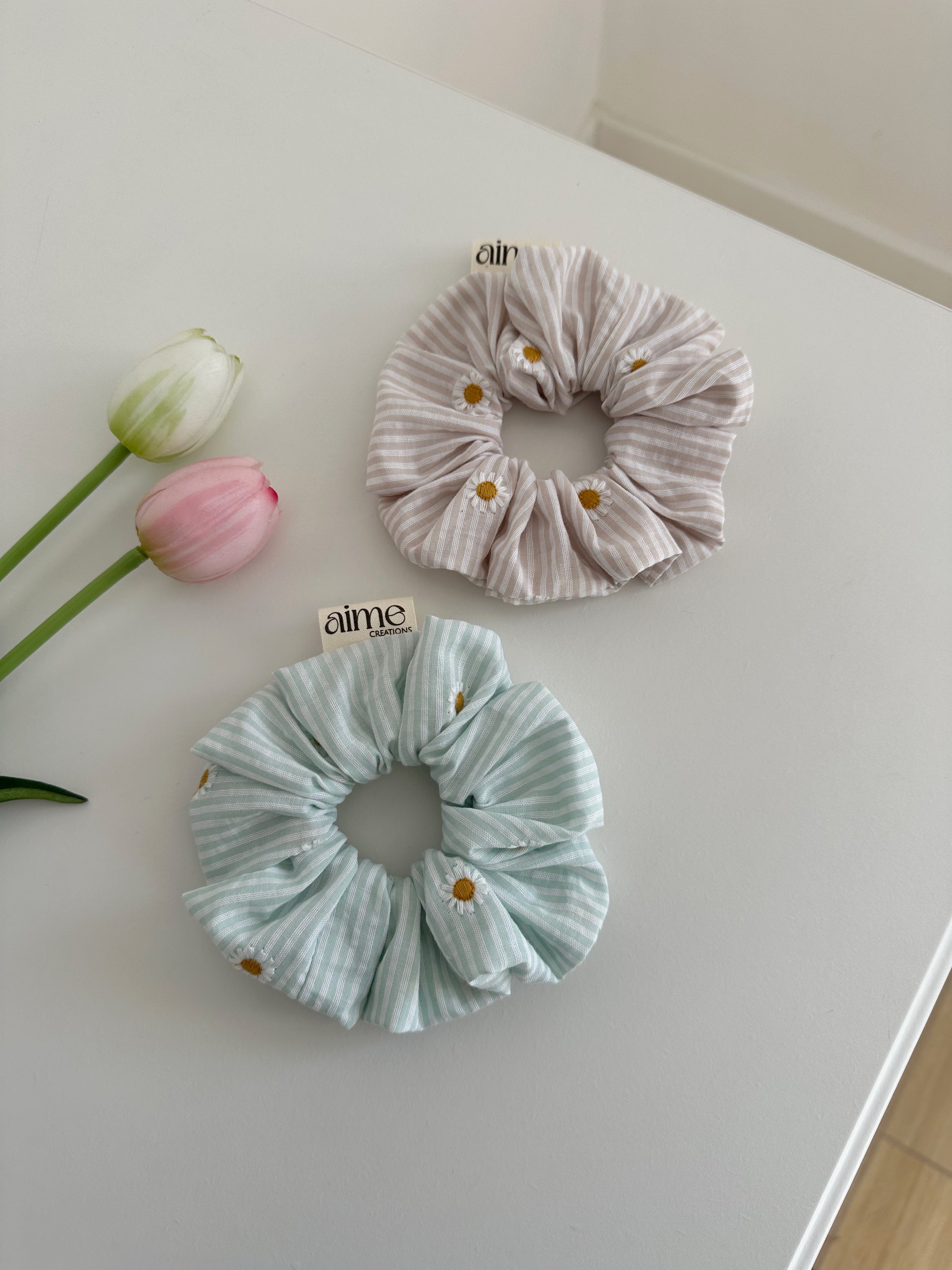 scrunchies artigianale a righe e margherite