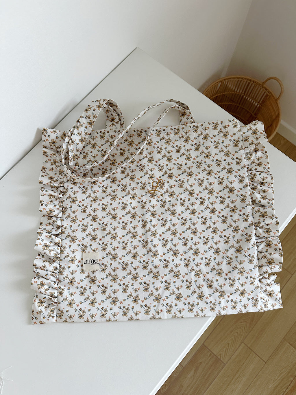 tote bag con volanti artigianale e ricamo del nome