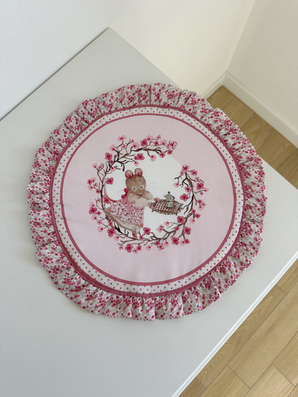 tovaglietta da colazione circolare rosa artigianale e dai toni floreali
